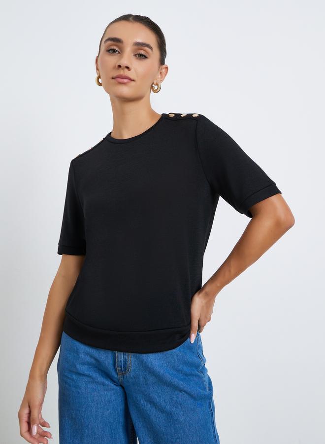 ستايلي تيشيرت بتفاصيل محبوكة بأزرار على الكتف - Image 1